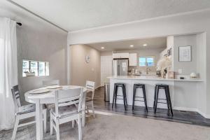 Newly Built 3BD Retreat w Mtn Views & Game Room