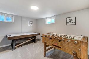 Newly Built 3BD Retreat w Mtn Views & Game Room