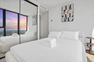 2BR Apt w Stunning City and VIC Market Views