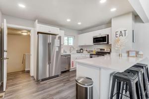 Newly Built 3BD Retreat w Mtn Views & Game Room