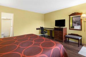King Room - Smoking room in Rodeway Inn