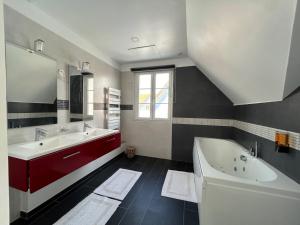 Maisons de vacances Villa balneaire a 300m de la mer Piscine&SPA : photos des chambres