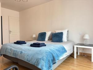 Maisons de vacances La cle des champs Maison plain pied spacieuse lumineuse bien equipee, 3 chambres spacieuse, belle terrasse amenagee, garage, grand jardin clos, parking, pres de Bayeux et Omaha Beach : photos des chambres