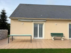 Maisons de vacances La cle des champs Maison plain pied spacieuse lumineuse bien equipee, 3 chambres spacieuse, belle terrasse amenagee, garage, grand jardin clos, parking, pres de Bayeux et Omaha Beach : photos des chambres