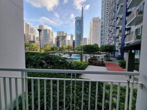 Pool Side 1br Apt in Makati
