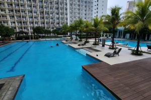 Pool Side 1br Apt in Makati