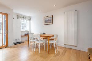 Tollbooth Townhouse Close to Tidal Pool