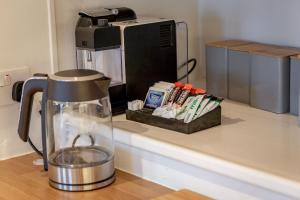 Tollbooth Townhouse Close to Tidal Pool