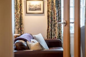 Tollbooth Townhouse Close to Tidal Pool