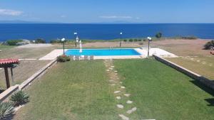 Blue Pastel-cliffside villa, shared pool, wild sandy beach nearby
