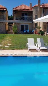 Blue Pastel-cliffside villa, shared pool, wild sandy beach nearby