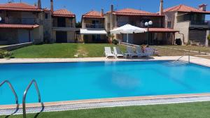 Blue Pastel-cliffside villa, shared pool, wild sandy beach nearby