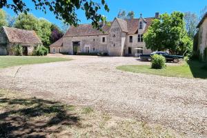 Demeure authentique du 15e siecle au calme