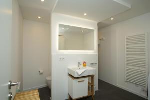 Ferienwohnung mit Balkon, gratis Sauna- und Schwimmbadnutzung im AHOI in Sellin - Haus Inselwind FeWo MEERsonne