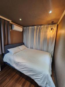 Phòng Giường Đôi Có Phòng Tắm Riêng (Double Room with Private Bathroom)