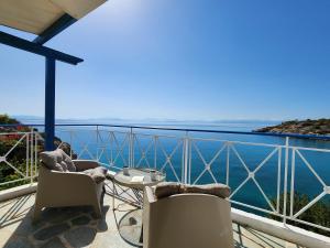 Villa Nikolitsa with private beach