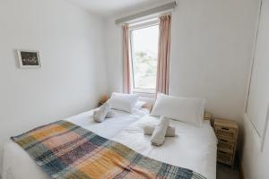 SUN COTTAGE - Cosy Cottage in Ulverston with a log burner in Ulverston, Cumbria