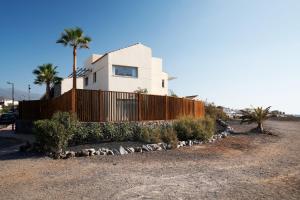 Villa costera, mar, golf y muelle deportivo