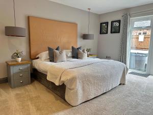 King Room with Hot Tub (No pets) room in Grange Farm Park