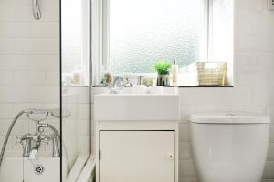 Comfort 2BR Aylesbury Home, Sleeps 4, Parking, Work, Leisure, Friendly