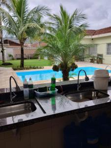 Piscina 6 QUARTO 300m PRAIA jardim churrasqueira 16 PESSOAS garagem 3 carros Monitoramento 24 horas Mesa de sinuca
