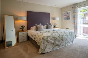 King Room with Hot Tub (No pets) room in Grange Farm Park