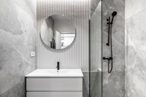 The Lake Home C, ap 2