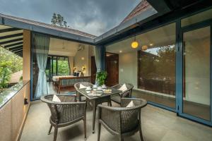 SaffronStays The Glass Grove - Romantic 1BR Glasshouse Retreat with Jacuzzi & Hill Views