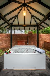SaffronStays The Glass Grove - Romantic 1BR Glasshouse Retreat with Jacuzzi & Hill Views