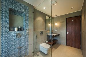 SaffronStays The Glass Grove - Romantic 1BR Glasshouse Retreat with Jacuzzi & Hill Views