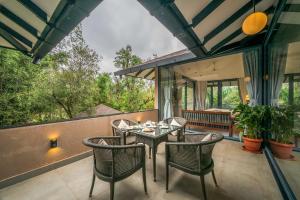 SaffronStays The Glass Grove - Romantic 1BR Glasshouse Retreat with Jacuzzi & Hill Views
