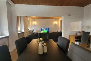Snuggly Spacious Apartment Near Everything