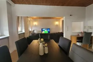 Snuggly Spacious Apartment Near Everything - 兰施图尔