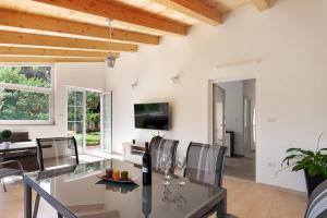 Holiday Home Hana-Stunning peninsula- with Hot Tub 
