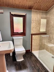 Snow14 Hot tub-Woodlandlodges-Tenby-Pendine