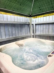 Snow14 Hot tub-Woodlandlodges-Tenby-Pendine