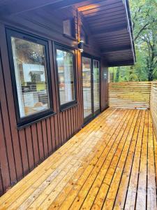 Snow14 Hot tub-Woodlandlodges-Tenby-Pendine