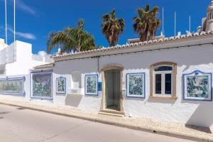 Villa Oasis Hidden Gem Heart of Village Pool Courtyard