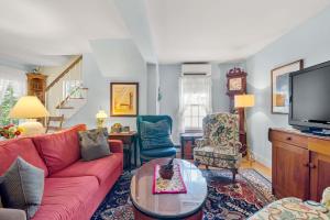 On the Chatham Loop - 1 Min to the Beach