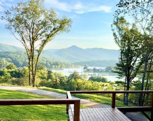 Glamping Dome Lake and Mountain Views Hot Tub by Hiawassee Glamping