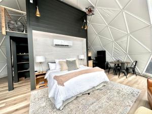 Glamping Dome Lake and Mountain Views Hot Tub by Hiawassee Glamping