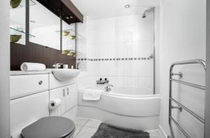 2 bedroom apartment with balcony and parking