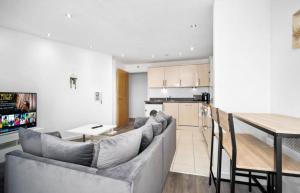 2 bedroom apartment with balcony and parking