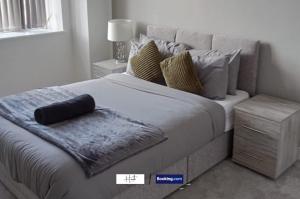 2 Bedroom Flat By Hush Haven Homes Short Lets and Serviced Accommodation Centrally Located Ideal For Contractors