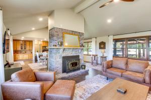 Kansas Gem w Fire Pit & Views: 10 Mi to Dtwn!