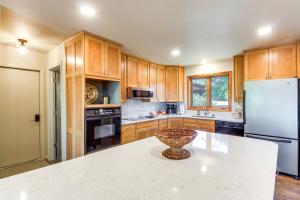 Kansas Gem w Fire Pit & Views: 10 Mi to Dtwn!