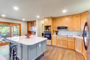 Kansas Gem w Fire Pit & Views: 10 Mi to Dtwn!