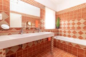 Villa Oliveira Family villa BBQ Pool