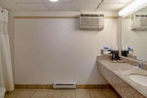 2 Queen Beds Accessible Non-Smoking room in Rodeway Inn