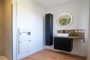 Maisons de vacances Tres jolie maison - Piscine & Jacuzzi - Les Sables - 9 personnes : photos des chambres